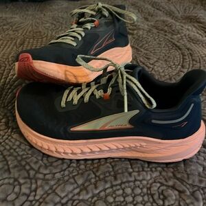 Altra torin 7 running shoes in blue/pink. Women’s size 8.5